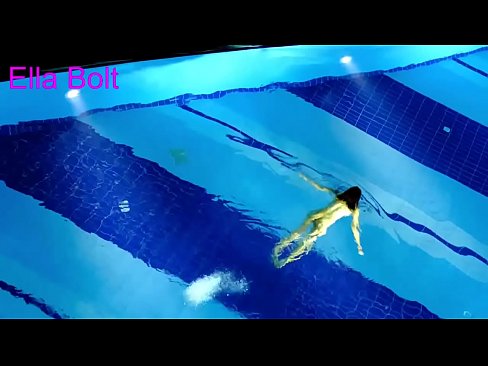 ❤️ Abdi teu tiasa ngeureunkeun nonton, pirang ngora bray ngojay buligir di ELLA bolt Resort kolam renang ❌ video sex di urang ❌️❤